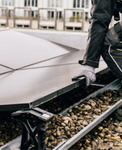 Zonnepanelen op een oud dak, waar moet je op letten?