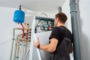 Installateur plaatst de binnenunit van een warmtepomp in een technische ruimte