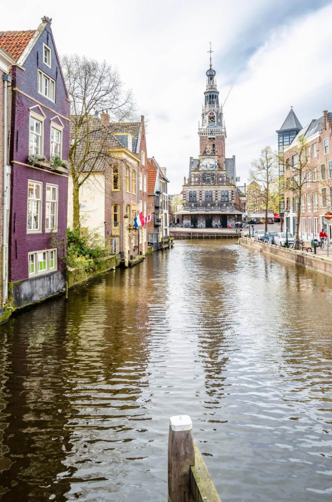 Gracht in Alkmaar met historische gevels en de Waagtoren