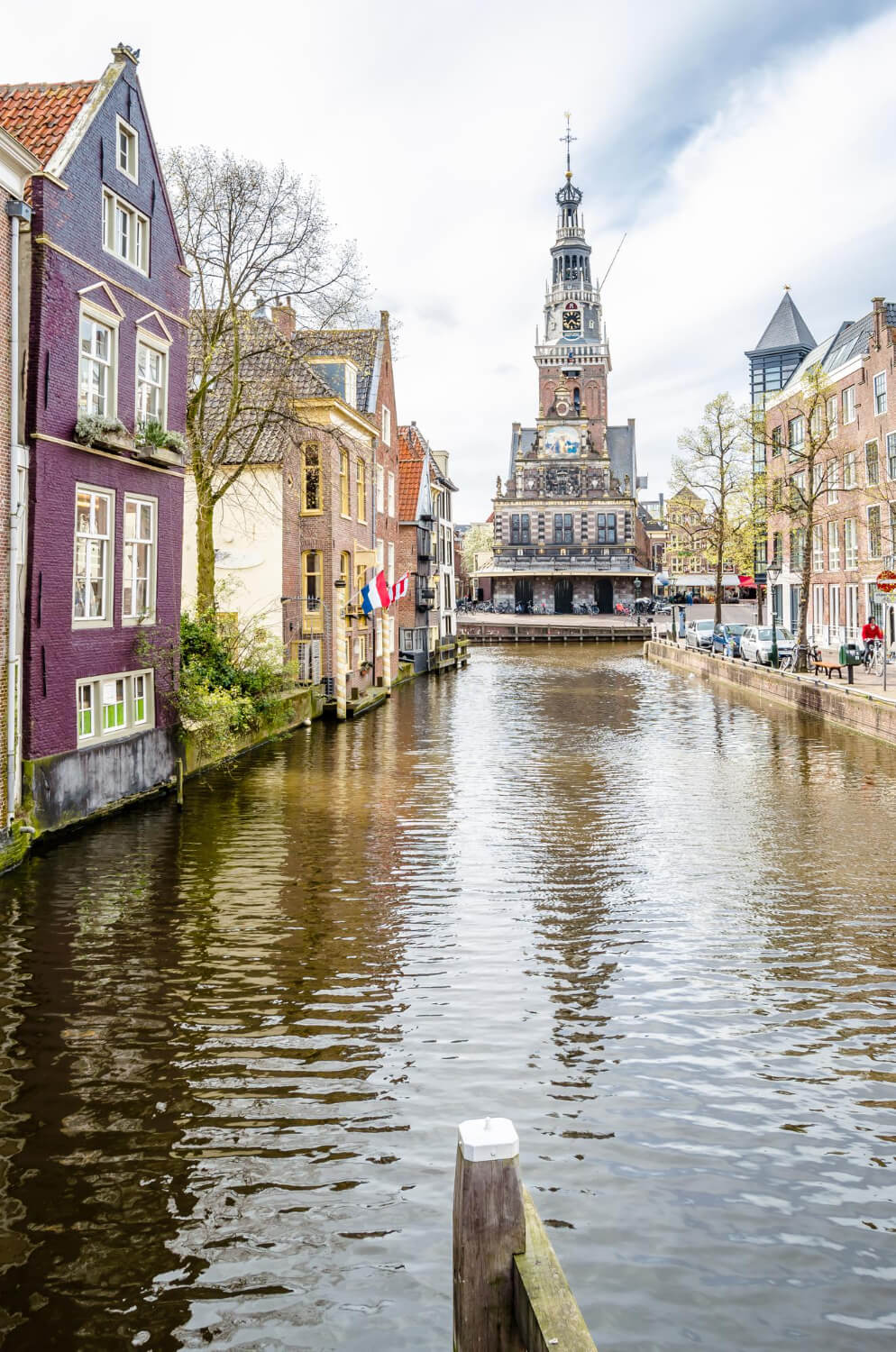 Gracht in Alkmaar met historische gevels en de Waagtoren