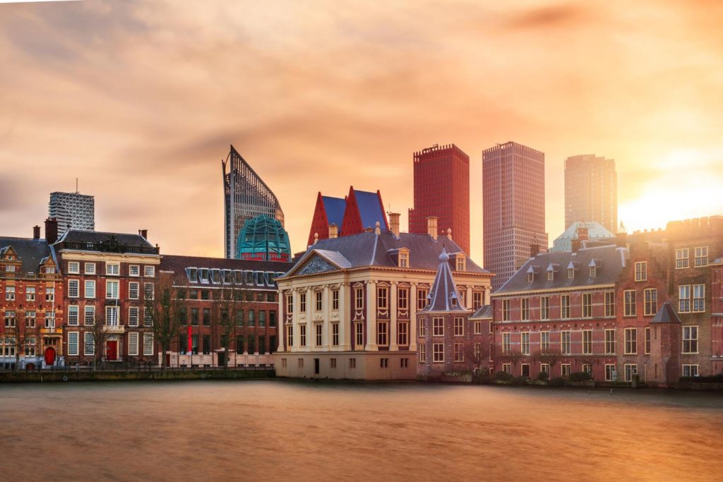 Skyline van Den Haag met het Binnenhof bij zonsondergang