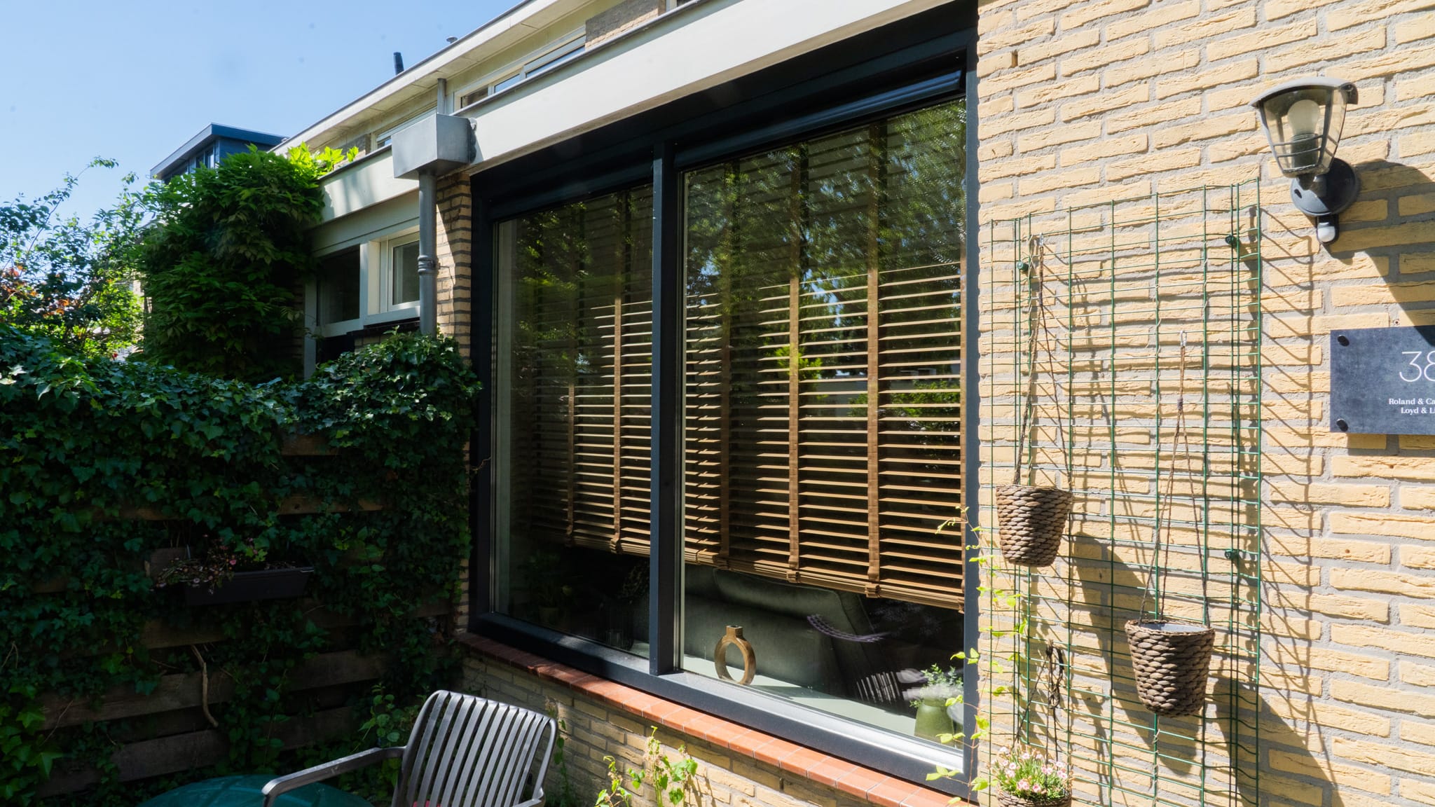 Nieuwe antraciet kozijnen in een bakstenen gevel