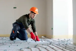 Installateur legt de leidingen van vloerverwarming aan