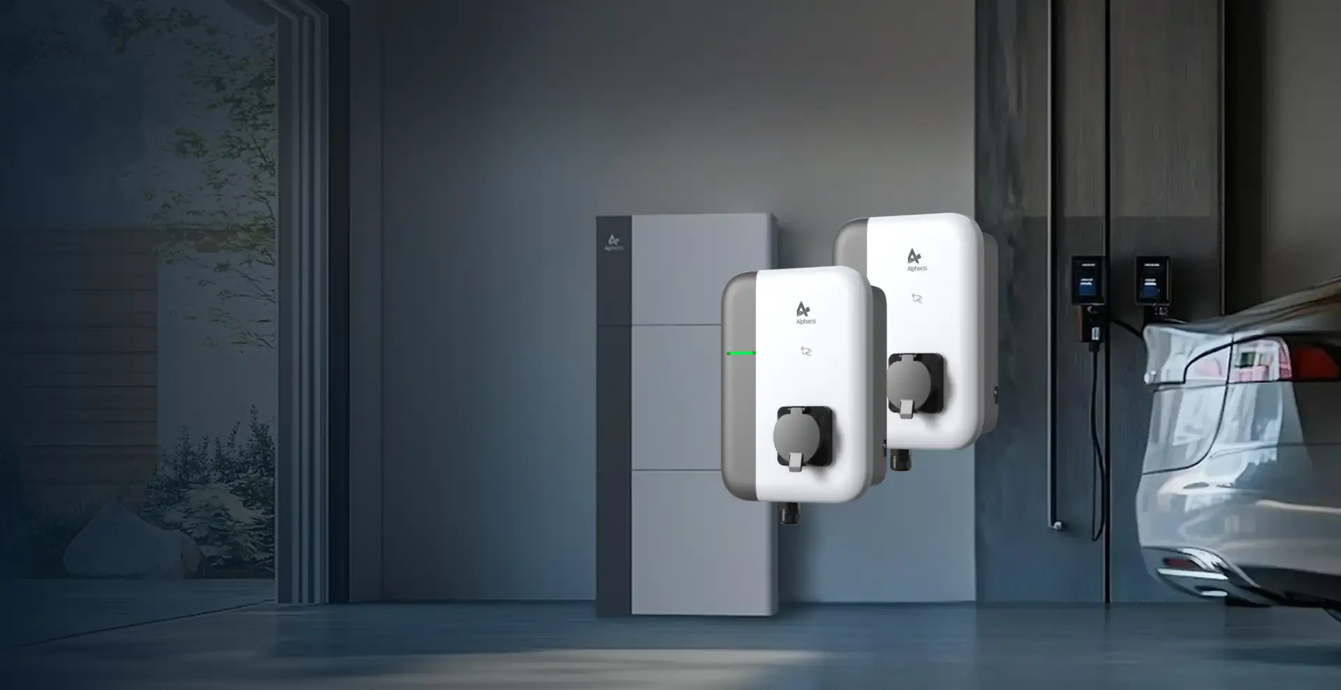 Twee thuisbatterijen aan de muur van een garage