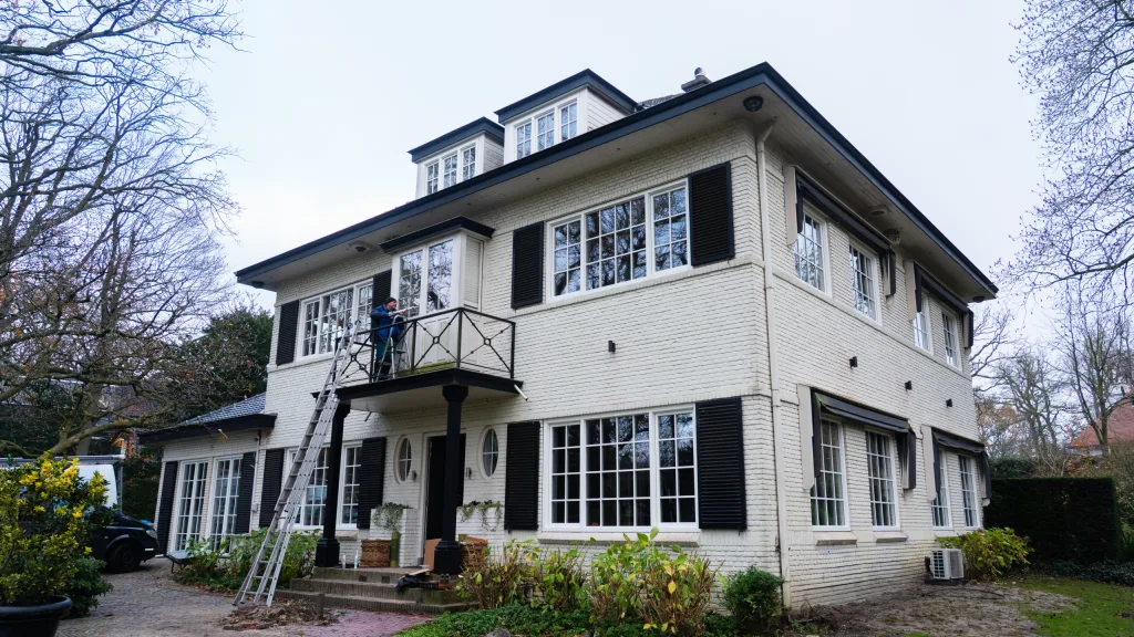 Wit geschilderde villa met nieuwe kozijnen in Wassenaar