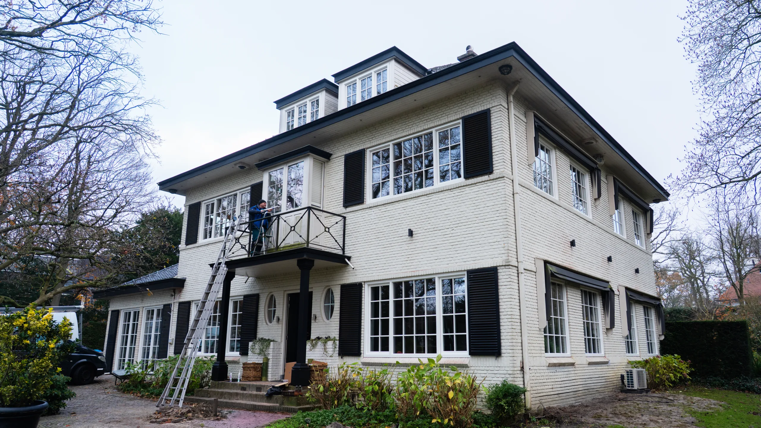 Wit geschilderde villa met nieuwe kozijnen in Wassenaar