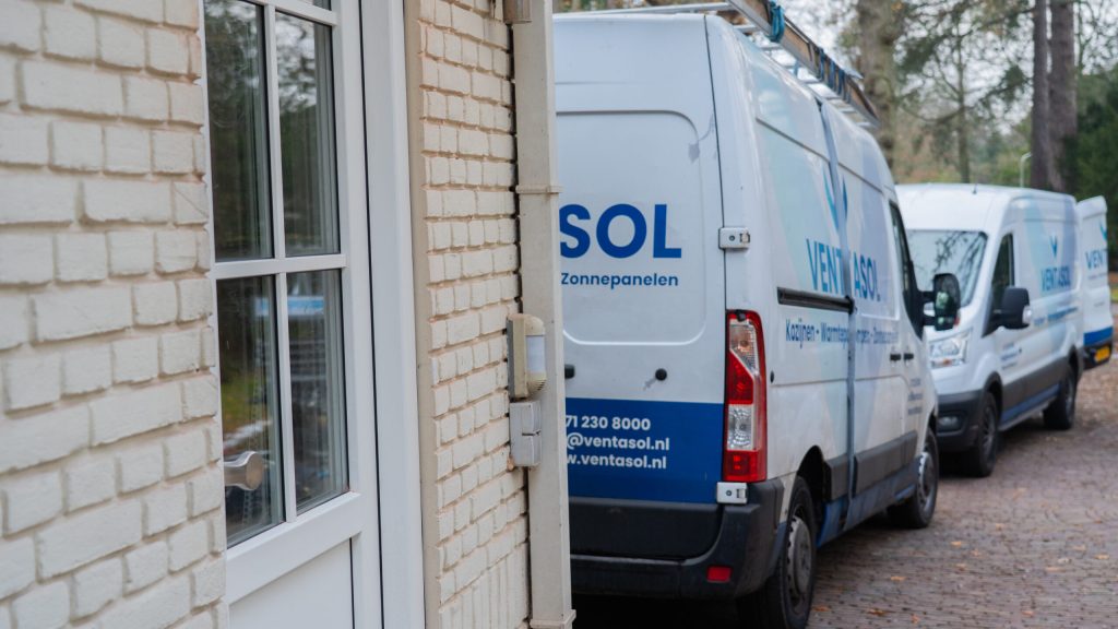 Bedrijfsbussen van Ventasol bij een woning in Wassenaar