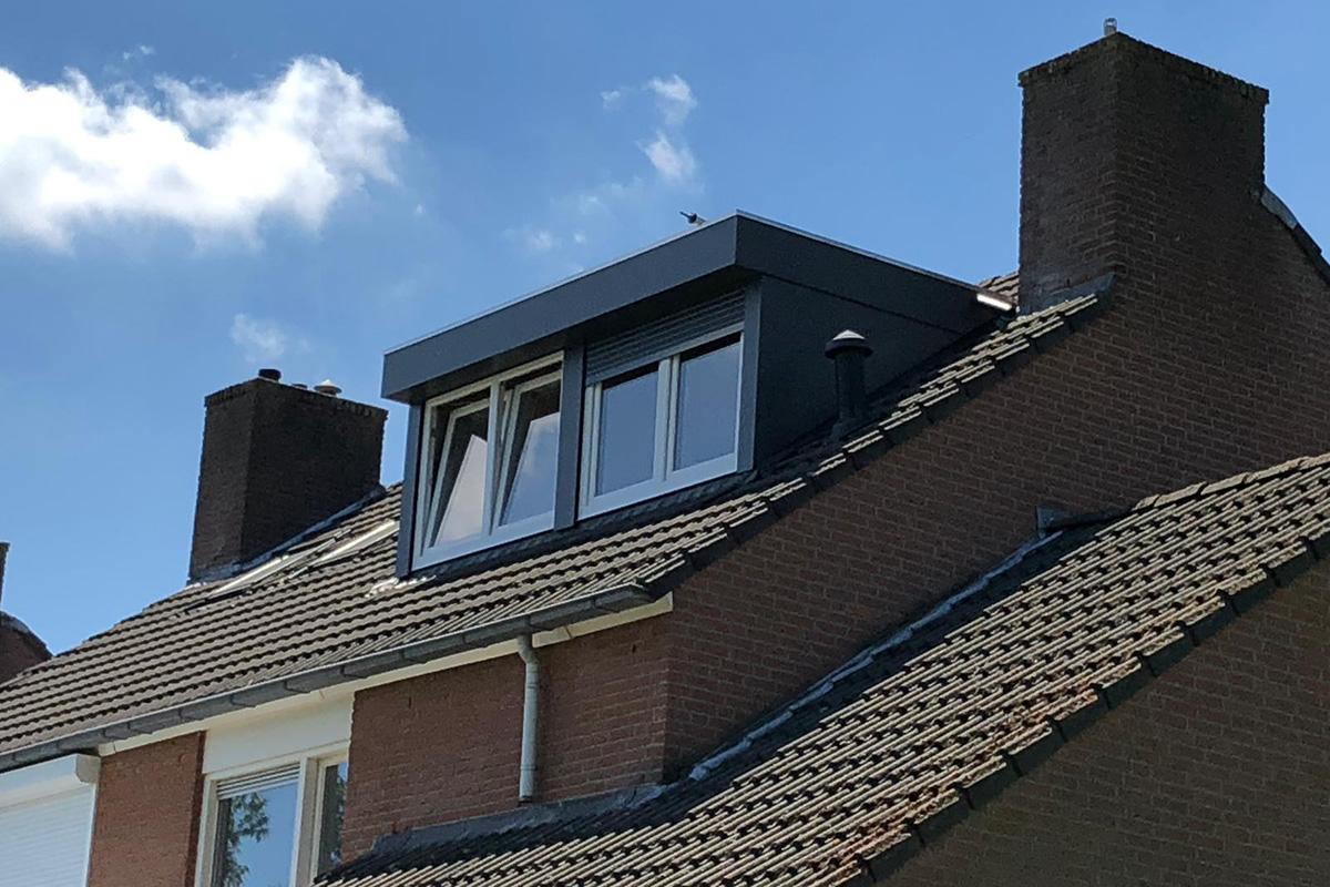 Donkere dakkapel op het dak van een woning