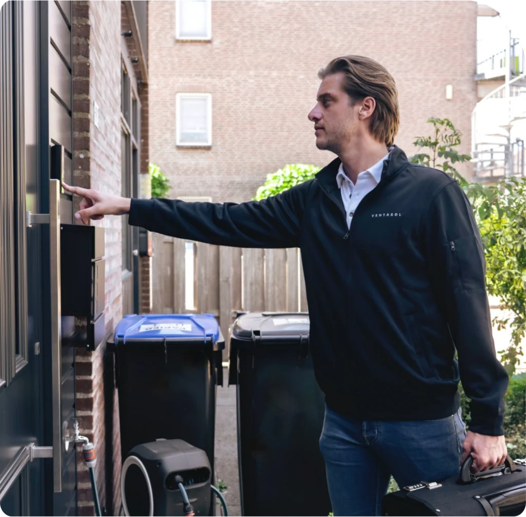 Adviseur van Ventasol belt aan bij een woning