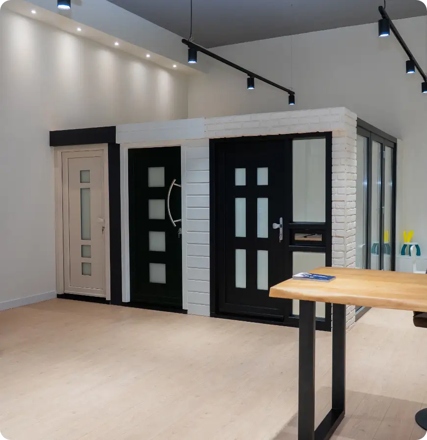 Voordeuren naast elkaar in de showroom van Ventasol