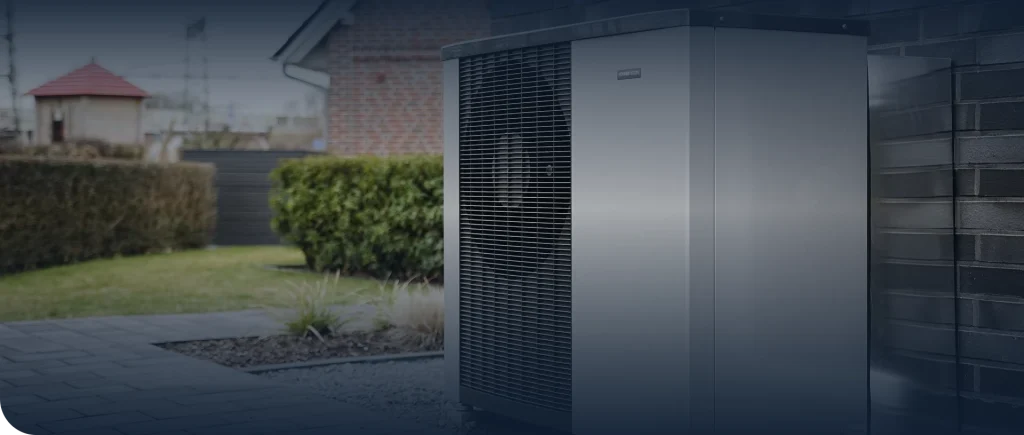 Buitenunit van een warmtepomp in de tuin