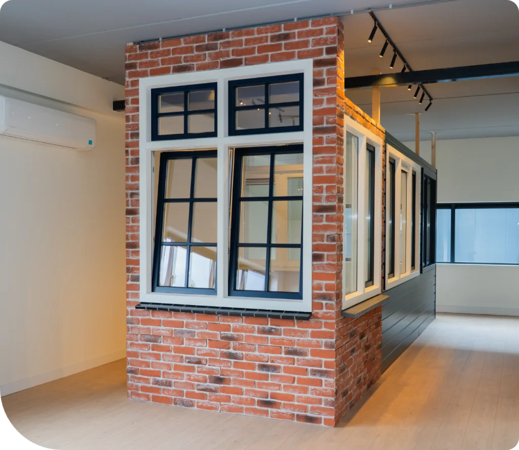 Kozijnopstelling met roedes in de showroom van Ventasol