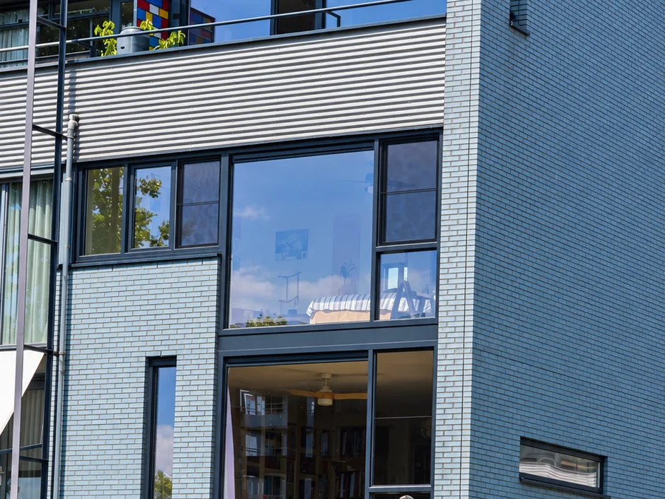 Achtergevel van een moderne woning met antraciet kozijnen in Den Haag