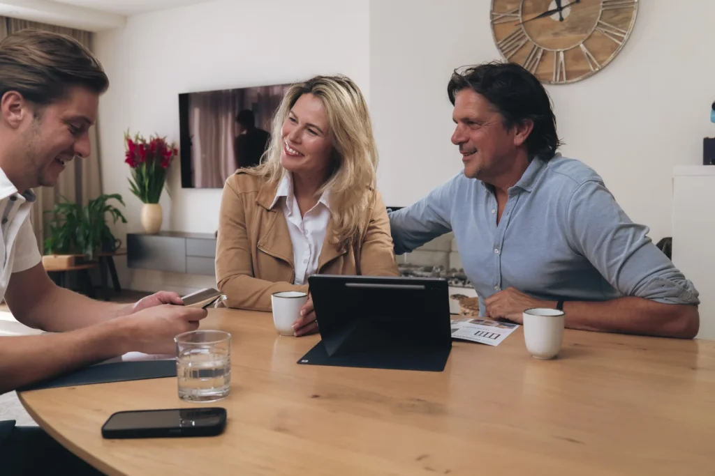 Ventasol-adviseur in gesprek met een echtpaar aan de eettafel