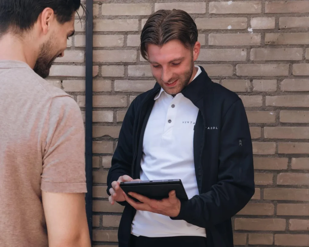 Adviseur van Ventasol bespreekt het advies op een tablet met een bewoner