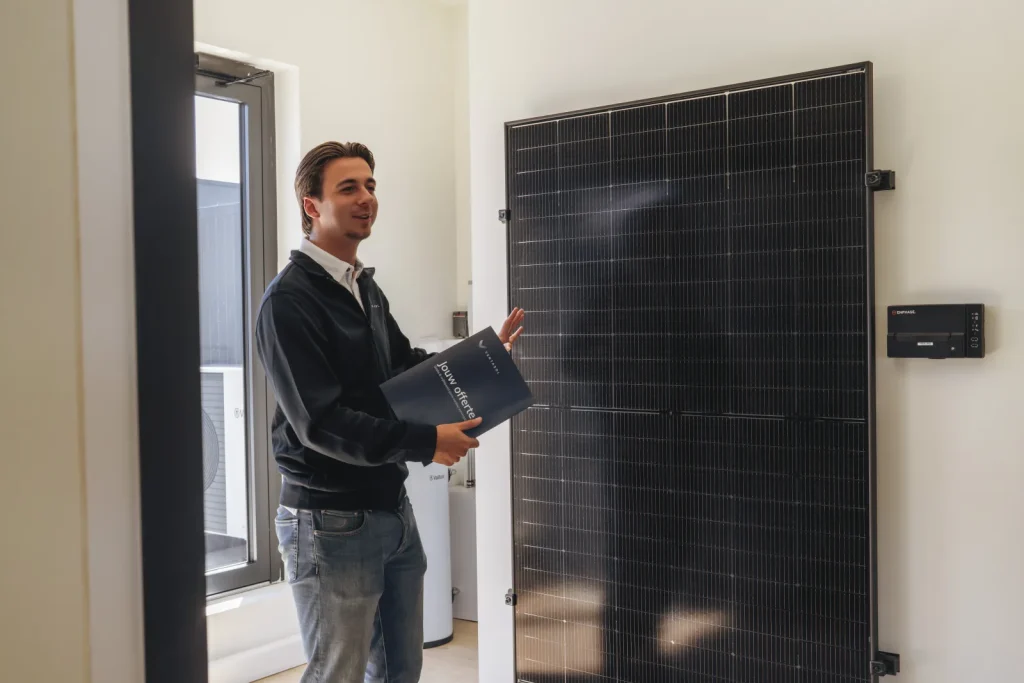 Adviseur bij een zonnepaneel in de showroom