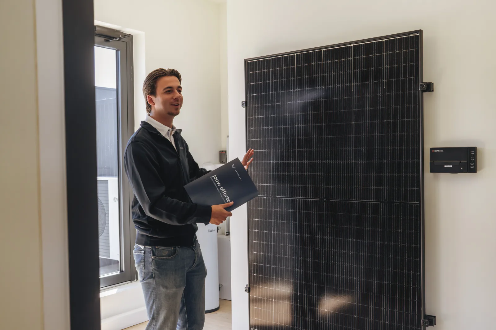Adviseur bij een zonnepaneel in de showroom
