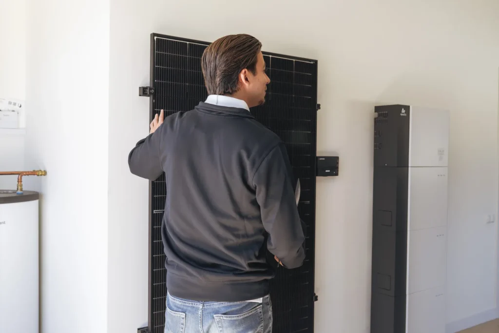 Adviseur bij een zonnepaneel en een thuisbatterij
