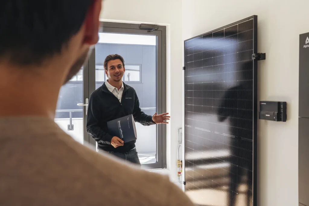 Adviseur in de technische ruimte bij de thuisbatterij