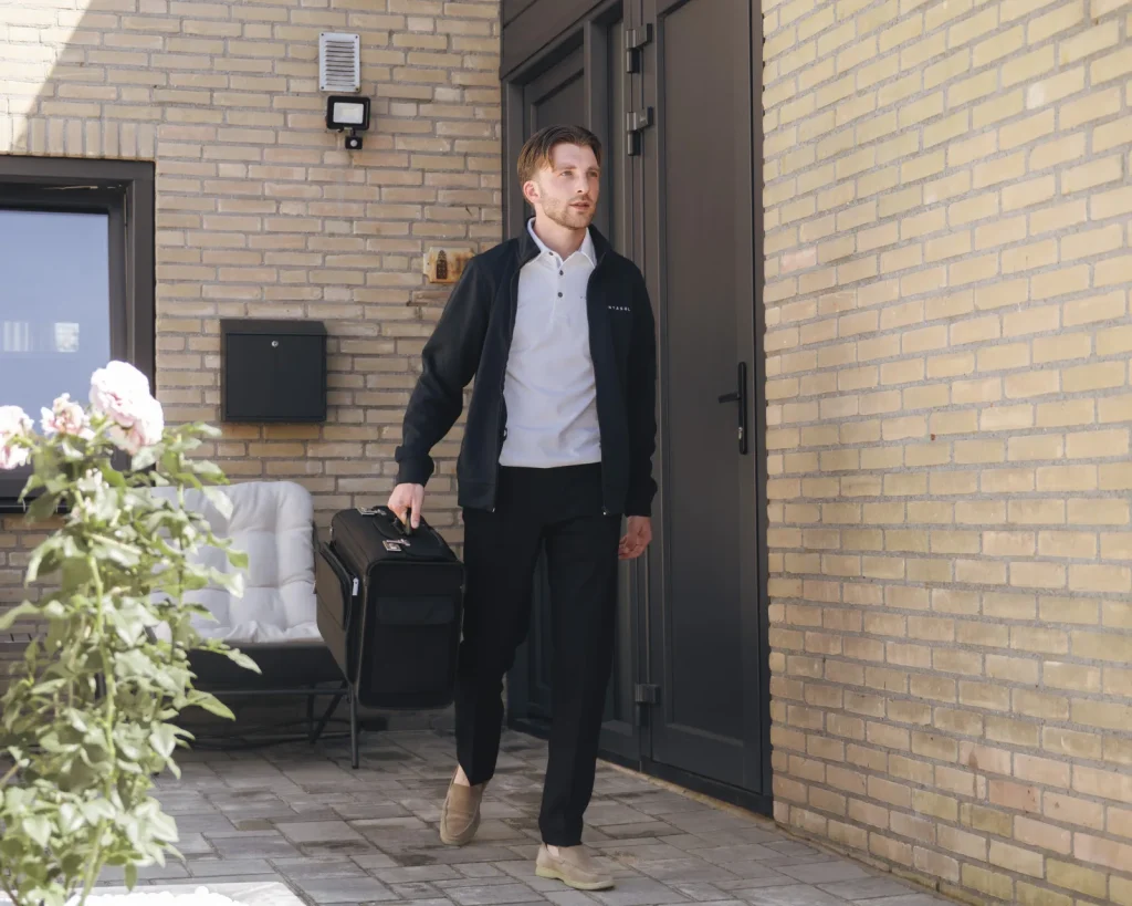 Adviseur vertrekt na het bezoek aan huis