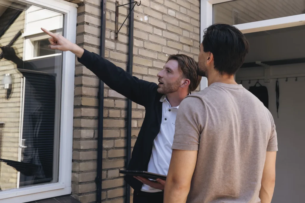 Adviseur wijst naar het raam op de verdieping