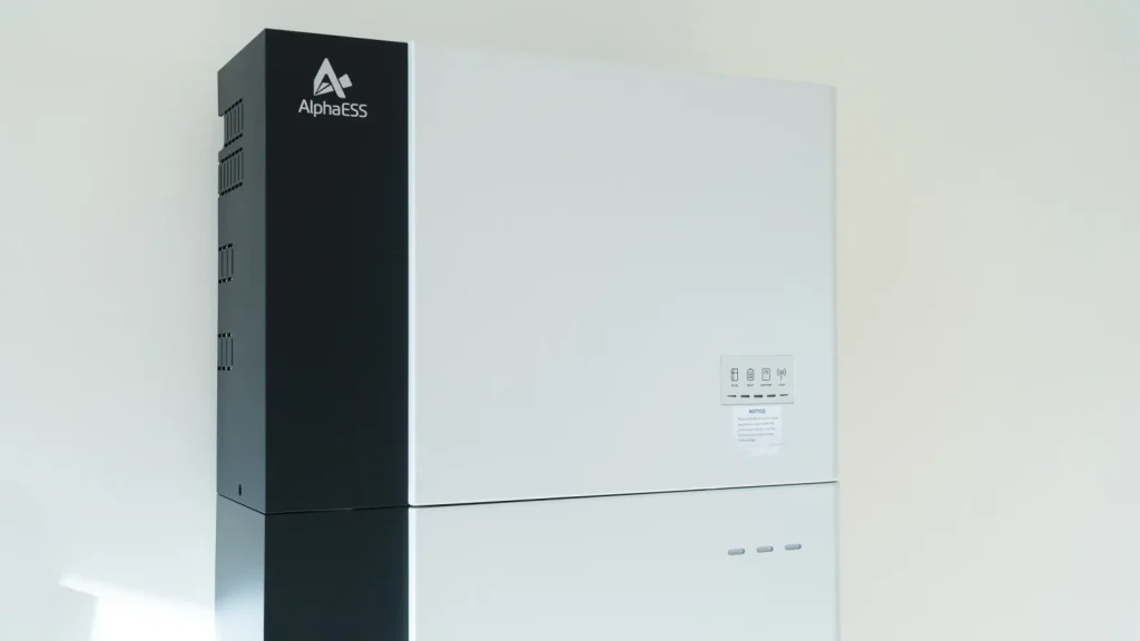 AlphaESS-thuisbatterij aan de muur