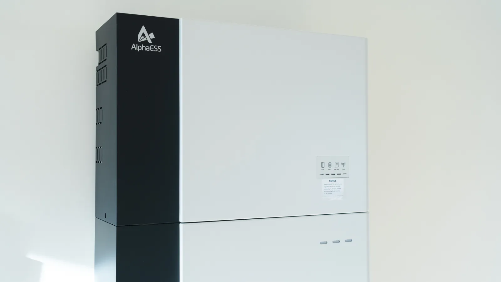 AlphaESS-thuisbatterij aan de muur