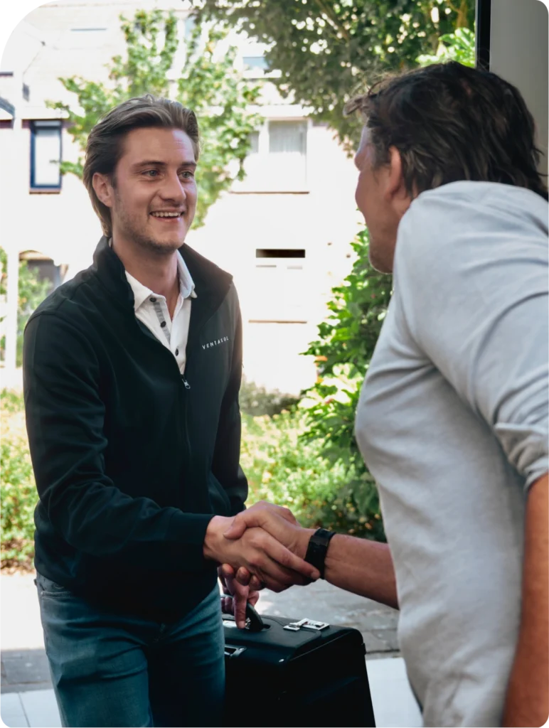 Adviseur van Ventasol geeft een klant een hand