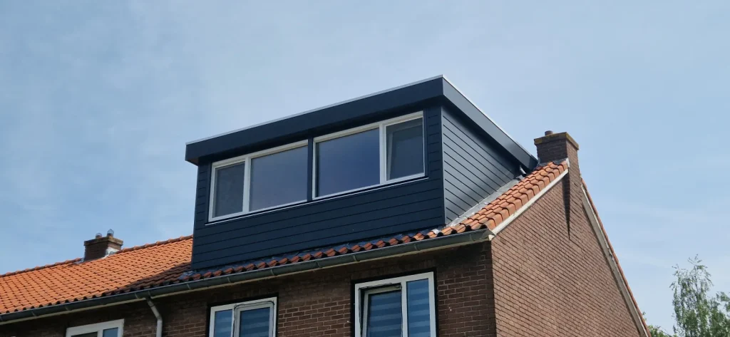 Donkere dakkapel met houten potdekselbekleding op een pannendak