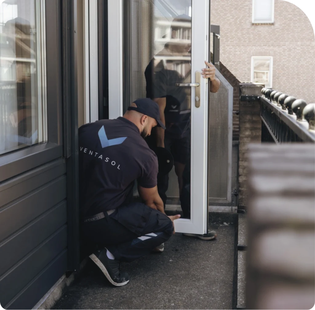 Monteur van Ventasol stelt een deur af