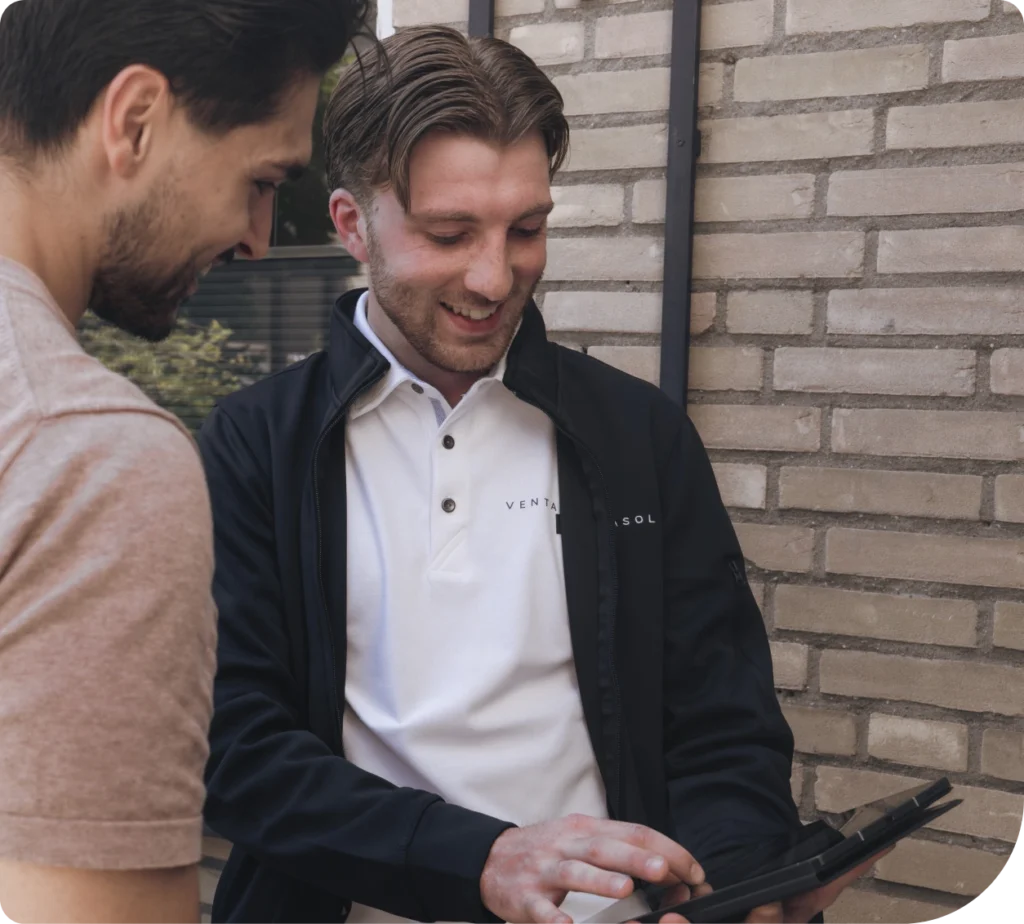 Adviseur laat de offerte zien op een tablet