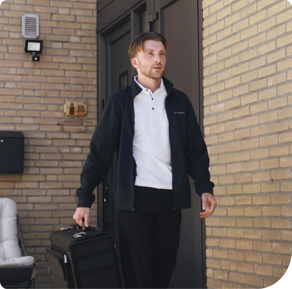 Adviseur van Ventasol met koffer in de deuropening
