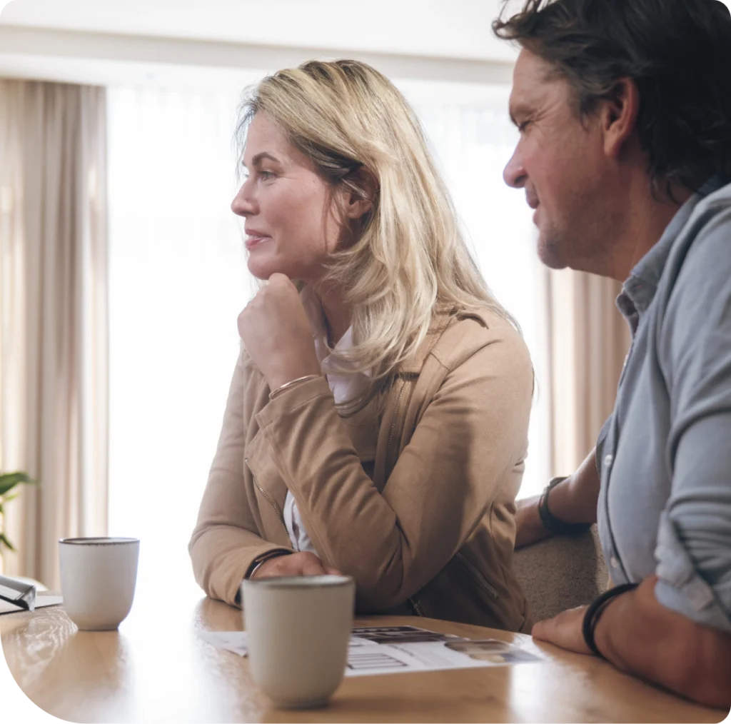 Stel bespreekt de offerte aan de keukentafel