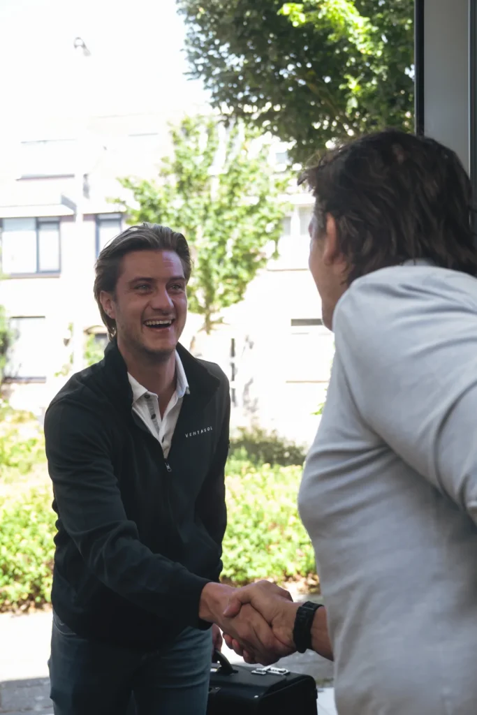 Handdruk na het adviesgesprek aan huis