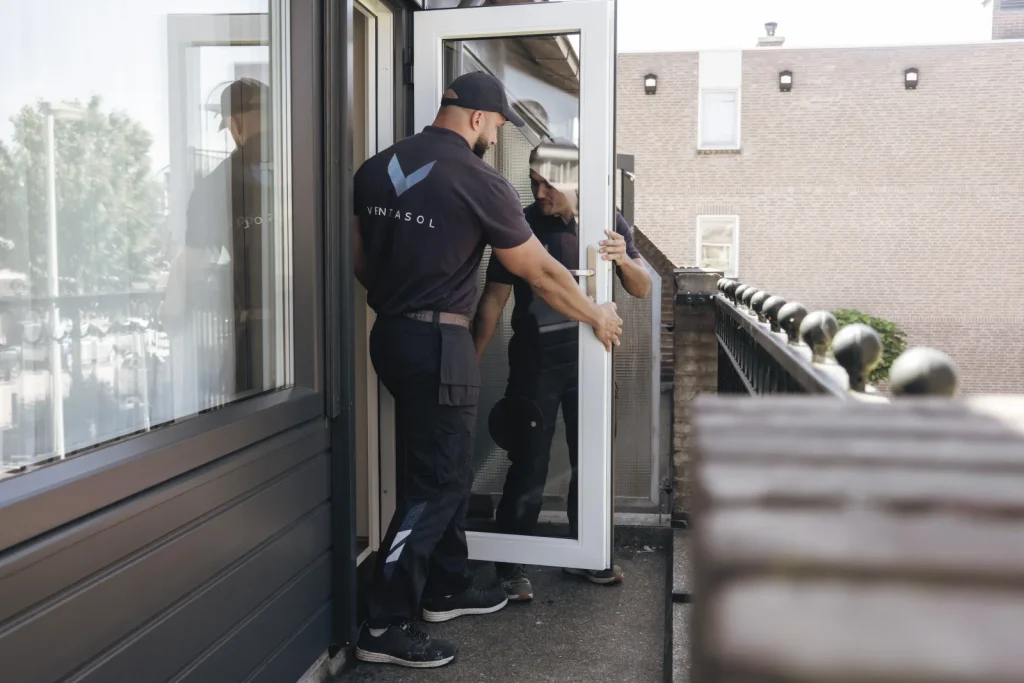 Monteurs van Ventasol plaatsen een nieuwe pui