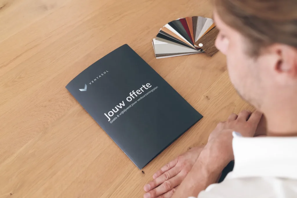 Offerte van Ventasol doornemen aan tafel