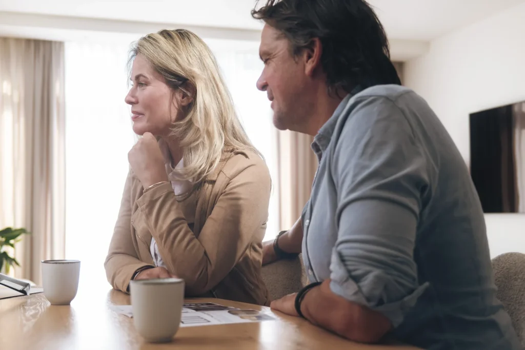 Echtpaar overlegt over hun nieuwe kozijnen