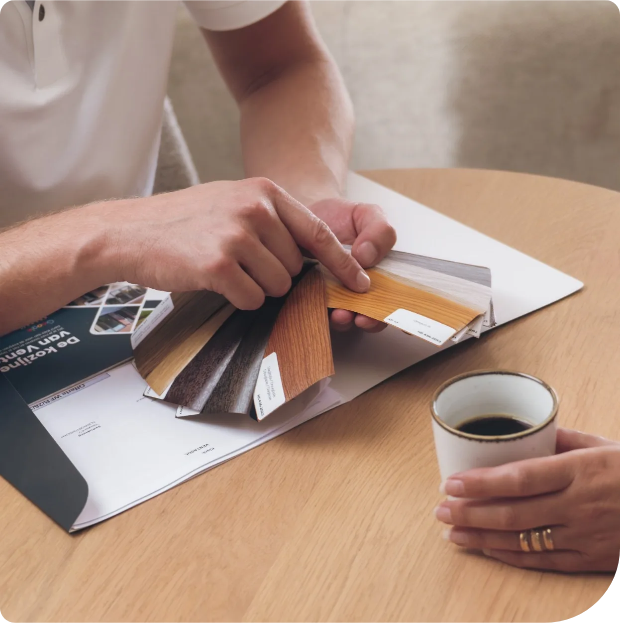 Adviseur laat kleurstalen en houtnerfstalen zien bij de brochure van Ventasol