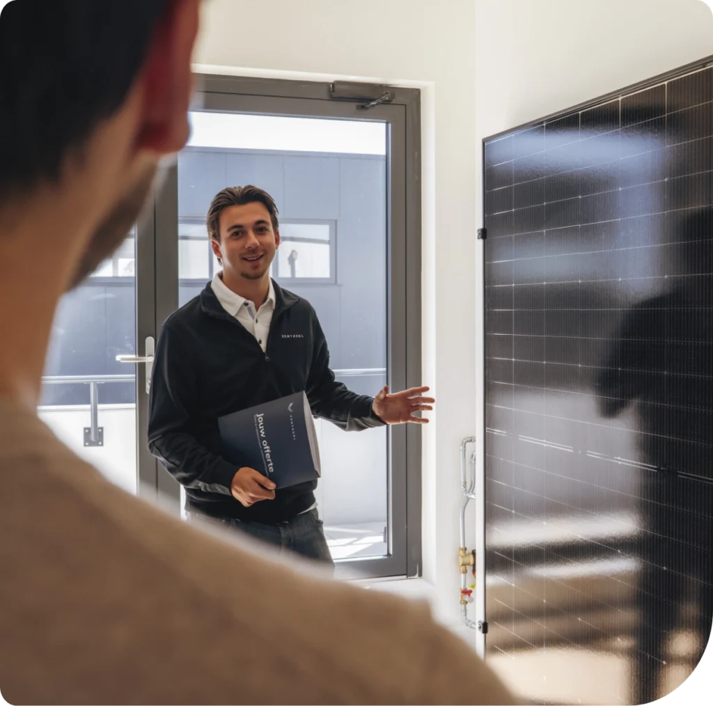 Adviseur van Ventasol bij een kozijn in de showroom