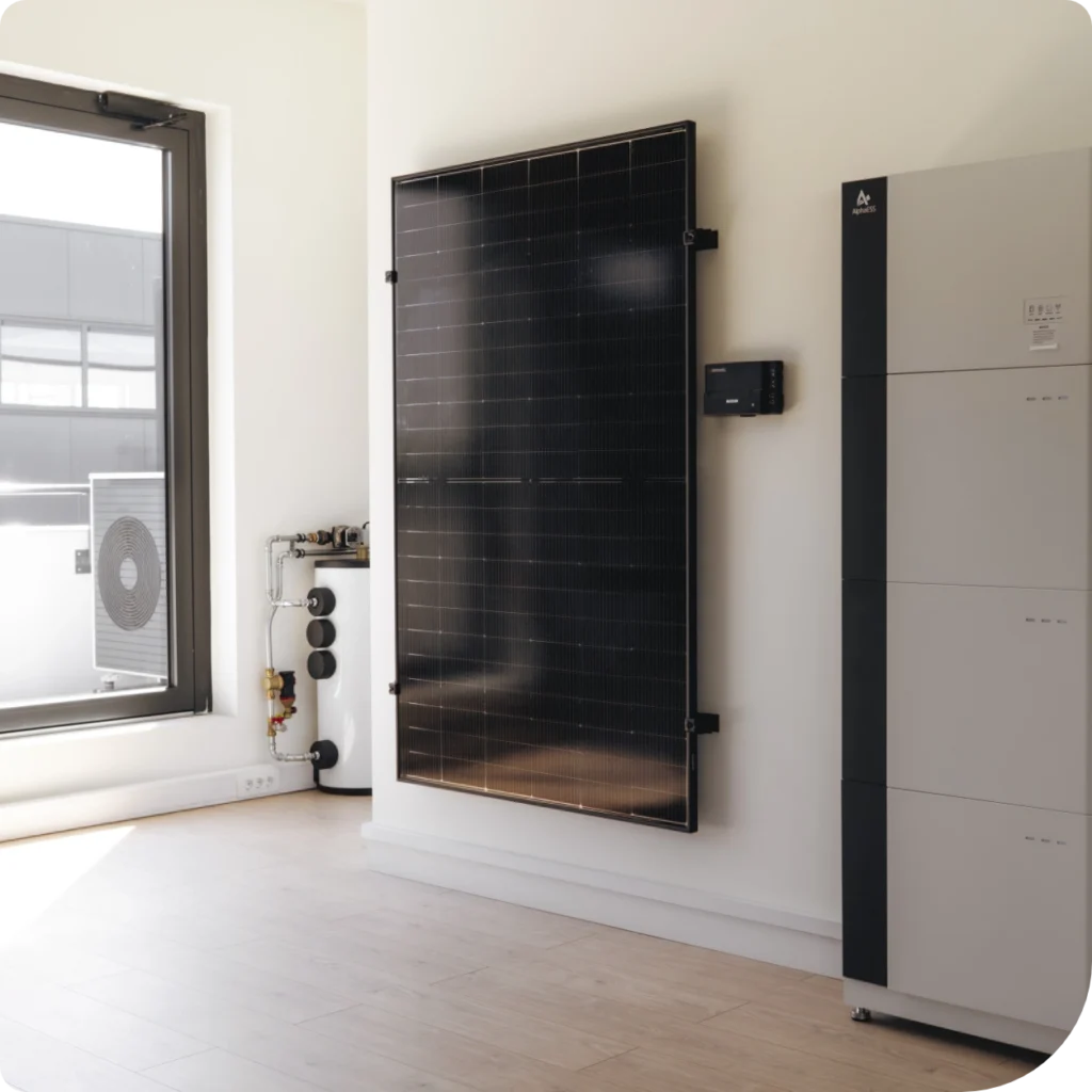 Zonnepaneel en thuisbatterij opgesteld in de showroom