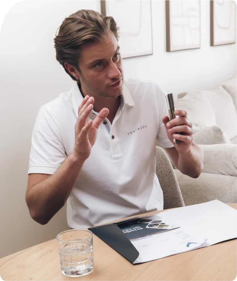 Adviseur van Ventasol in gesprek aan de eettafel