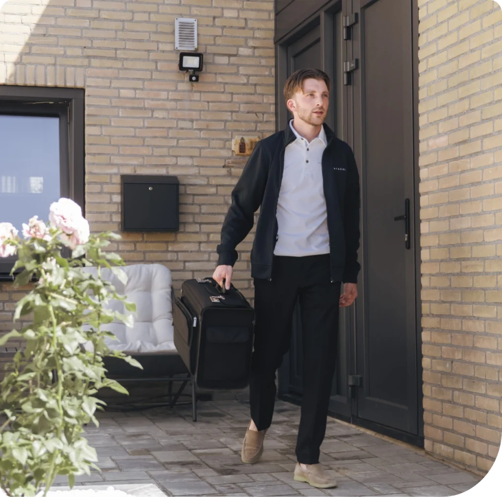 Adviseur van Ventasol loopt met zijn koffer naar de voordeur