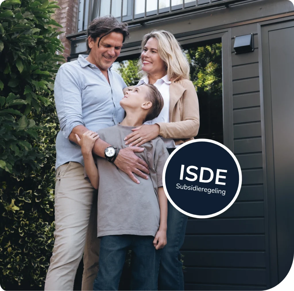 Gezin bij hun woning met het ISDE-subsidielogo