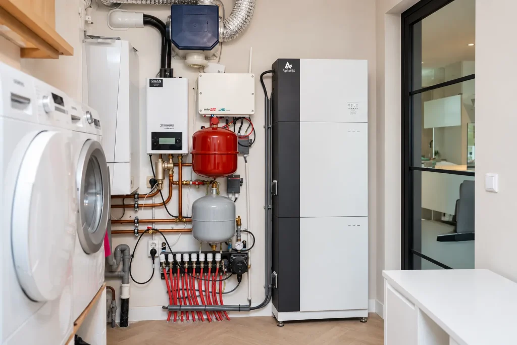 AlphaESS-thuisbatterij in een bijkeuken naast de installatie en de wasmachine