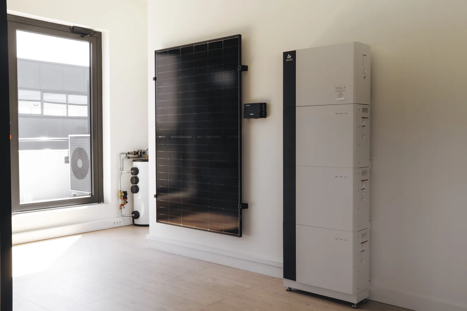 Thuisbatterij met omvormer in de technische ruimte