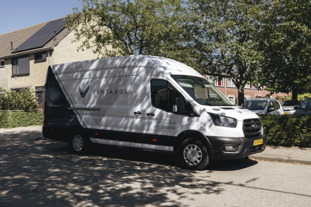 Bedrijfsbus van Ventasol in de straat