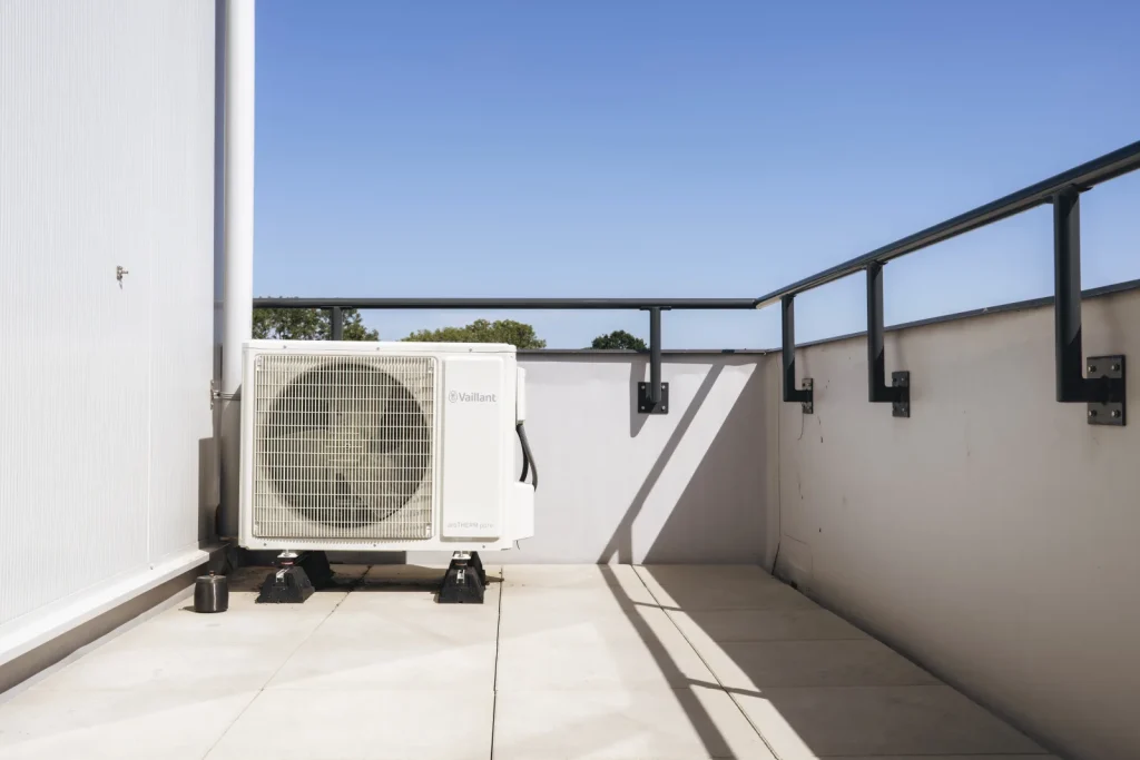 Buitenunit van een warmtepomp op het dak