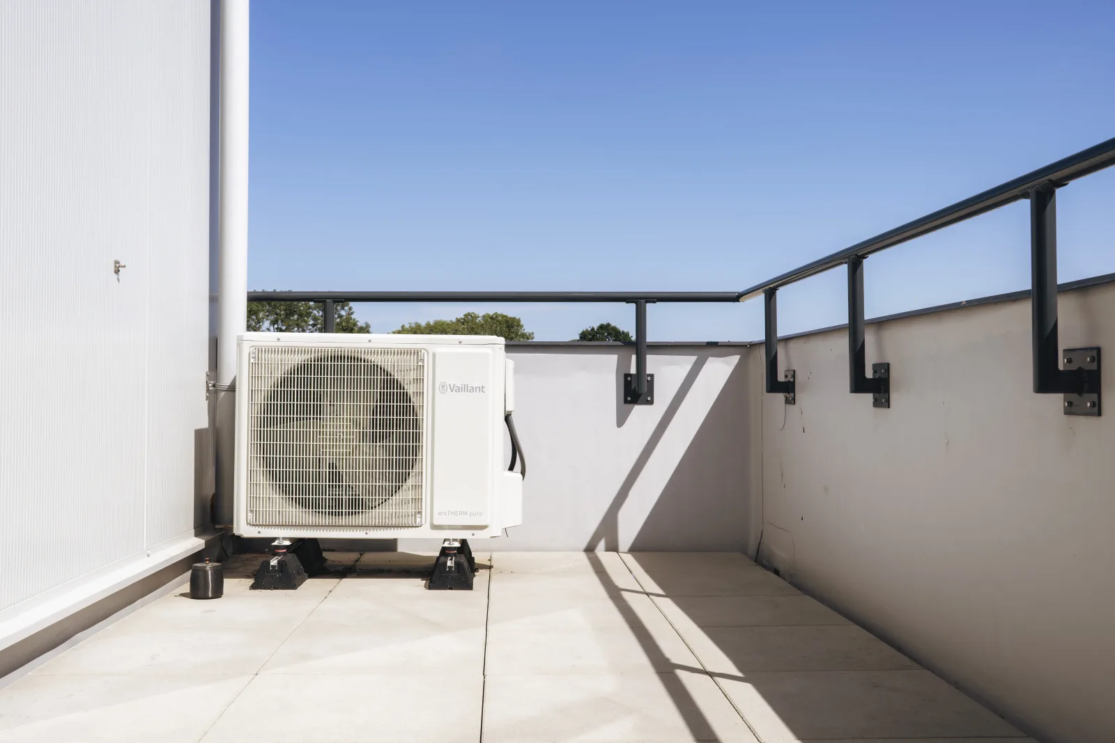 Buitenunit van een warmtepomp op het dak