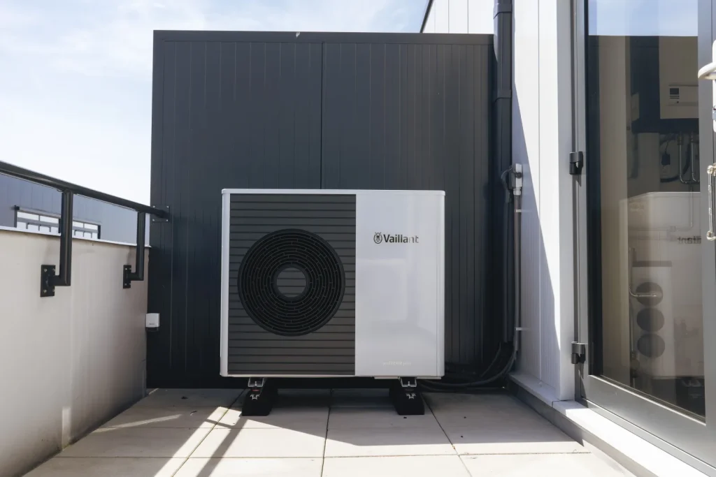 Buitenunit van een warmtepomp op een dakterras