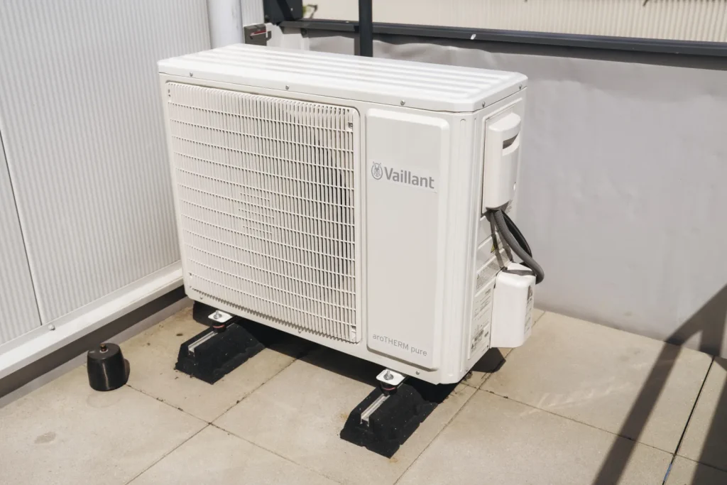 Buitenunit van een warmtepomp van opzij
